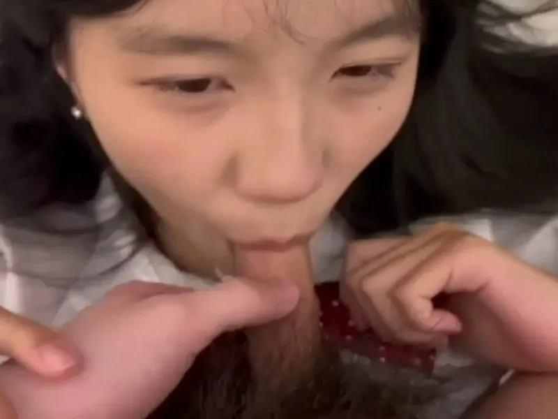 Em loli dễ thương liếm chuối biến em thành con em đĩ nứng lồn p2